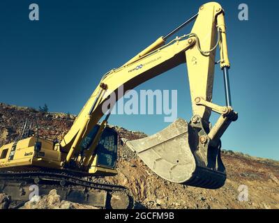 Excavatrice Komatsu dans les travaux de construction de routes Banque D'Images
