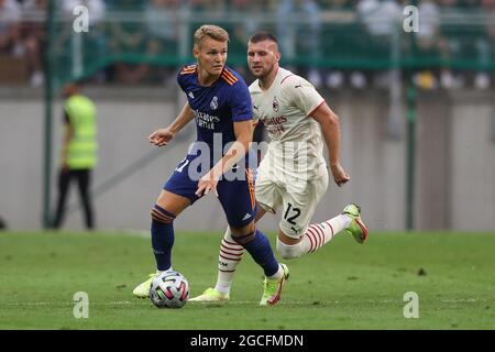 Klagenfurt, Autriche, le 8 août 2021. Martin Odegaard du Real Madrid est poursuivi par Ante Rebic de l'AC Milan pendant le match d'avant-saison au Worthersee Stadion, Klagenfurt. Crédit photo à lire: Jonathan Moscrop / Sportimage crédit: Sportimage / Alay Live News Banque D'Images