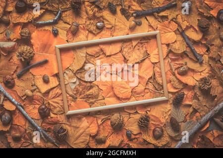 Cadre photo vide sur une mise en page d'automne créative, vue de dessus à plat Banque D'Images