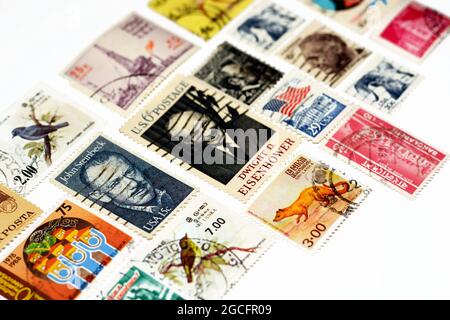 arrière-plan de divers anciens timbres-poste utilisés de différents pays et temps sur fond blanc, une couverture avec un ensemble de timbres-poste, vintage Banque D'Images