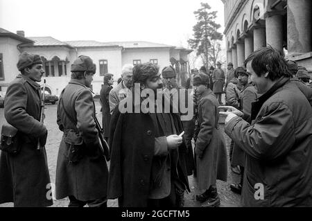 Bucarest, Roumanie, janvier 1990. L'acteur George Mihaita et le philosophe Andrei Pleșu, dans les jours qui suivent la chute du communisme. Banque D'Images