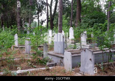 Cimetière islamique, tombes en marbre et pierres tombales sous les arbres Banque D'Images