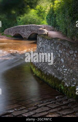 Le pont Gallox de Dunster, dans le Somerset, est un exemple rare de pont à cheval-sac médiéval. Le pont à double arcade au-dessus de la rivière Avill a relié le ma Banque D'Images