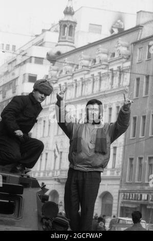 Bucarest, Roumanie, janvier 1990. L'acteur George Mihaita discutant avec les soldats dans les rues dans les jours troumpants juste après la chute du communisme. Banque D'Images