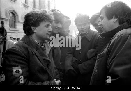 Bucarest, Roumanie, janvier 1990. L'acteur George Mihaita discutant avec les soldats dans les rues dans les jours troumpants juste après la chute du communisme. Banque D'Images