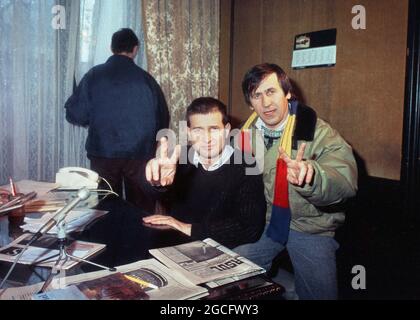 Bucarest, Roumanie, février 1990. L'acteur George Mihaita avec le poète et journaliste Mircea Dinescu à Uniunea Scriitorilor din România, dans la période trouble juste après la chute du communisme. Banque D'Images