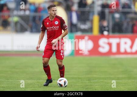 Bayreuth, Allemagne. 07e août 2021. Football: Coupe DFB, SpVgg Bayreuth - Arminia Bielefeld, 1er tour à Hans-Walter-Wild-Stadion. Cedric Brunner d'Arminia Bielefeld pour le ballon. Crédit : Daniel Karmann/dpa - REMARQUE IMPORTANTE : Conformément aux règlements de la DFL Deutsche Fußball Liga et/ou de la DFB Deutscher Fußball-Bund, il est interdit d'utiliser ou d'avoir utilisé des photos prises dans le stade et/ou du match sous forme de séquences et/ou de séries de photos de type vidéo./dpa/Alay Live News Banque D'Images