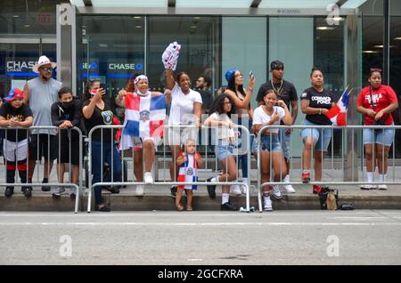 Les New-Yorkais viennent en grand nombre pour assister à la parade de la journée dominicaine le long de l'avenue des Amériques à New York le 8 août 2021. Banque D'Images