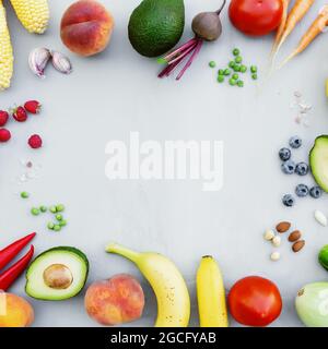 Plat avec différents aliments, légumes biologiques, fruits bio, baies, noix, épices, herbes. Copier la zone d'espace pour du texte. Légumes sur fond de béton gris Banque D'Images