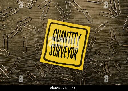 Légende conceptuelle Surveyor de quantité. Mot pour calculer le coût des matériaux et du travail requis Bright nouvelles idées nouveaux problèmes de travail de conception de bureau Banque D'Images
