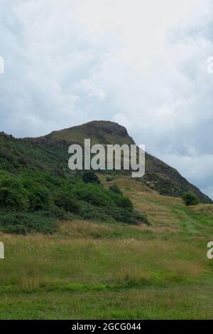 Vue du sommet de Arthur's Seat depuis le bas. Arthur's Seat est un ancien volcan trouvé à Édimbourg, en Écosse. Banque D'Images