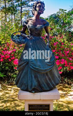 Une sculpture d’une femme tenant des fleurs, “Camille” par le sculpteur JO Hess, se dresse devant les azalées à la résidence Bragg-Mitchell à Mobile, Alabama. Banque D'Images