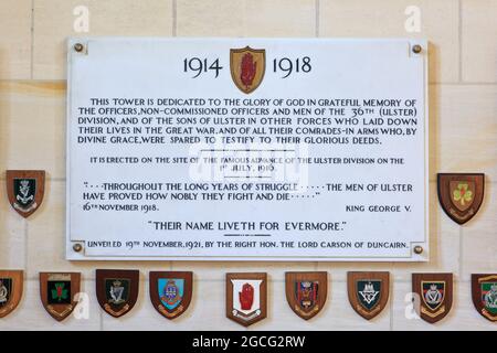 Plaque commémorative à l'intérieur de la Tour d'Ulster en hommage aux hommes de la 36e Division (Ulster) qui ont combattu et sont morts pendant la première Guerre mondiale à Thiepval, en France Banque D'Images