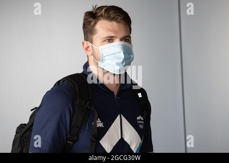 Zgornji Brnik, Slovénie. 08 août 2021. Luka Doncic arrive à l'aéroport de Ljubljana depuis les Jeux Olympiques de Tokyo.l'équipe de basket-ball de Slovénie est arrivée à l'aéroport de Ljubljana, en Slovénie, après avoir remporté la quatrième place aux Jeux Olympiques de Tokyo. Samedi, l'équipe de basket-ball de Slovénie a perdu contre l'Australie et s'est classée quatrième au tournoi olympique. Crédit : SOPA Images Limited/Alamy Live News Banque D'Images