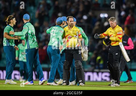 LONDRES, ROYAUME-UNI. 08 août 2021. Lewis Gregory de Trent Rockets (Capt.) accueille Colin Ingram de Oval invincibles (à gauche) pendant la centaine entre Oval Invincibles vs Trent Rockers au terrain de cricket Oval le dimanche 08 août 2021 à LONDRES, EN ANGLETERRE. Credit: Taka G Wu/Alay Live News Banque D'Images