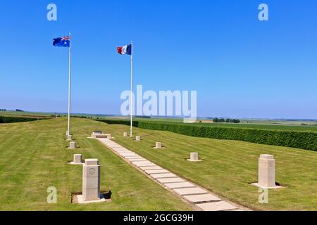 Le drapeau australien et français survolant fièrement le monument commémoratif du Moulin à vent de la première Guerre mondiale (point culminant du champ de bataille) à Pozières (somme), en France Banque D'Images