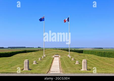 Le drapeau australien et français survolant fièrement le monument commémoratif du Moulin à vent de la première Guerre mondiale (point culminant du champ de bataille) à Pozières (somme), en France Banque D'Images