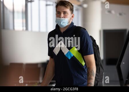 Zgornji Brnik, Slovénie. 08 août 2021. Luka Doncic arrive à l'aéroport de Ljubljana depuis les Jeux Olympiques de Tokyo.l'équipe de basket-ball de Slovénie est arrivée à l'aéroport de Ljubljana, en Slovénie, après avoir remporté la quatrième place aux Jeux Olympiques de Tokyo. Samedi, l'équipe de basket-ball de Slovénie a perdu contre l'Australie et s'est classée quatrième au tournoi olympique. (Photo de Luka Dakskobler/SOPA Images/Sipa USA) crédit: SIPA USA/Alay Live News Banque D'Images