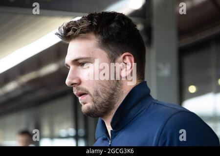 Zgornji Brnik, Slovénie. 08 août 2021. Luka Doncic arrive à l'aéroport de Ljubljana depuis les Jeux Olympiques de Tokyo.l'équipe de basket-ball de Slovénie est arrivée à l'aéroport de Ljubljana, en Slovénie, après avoir remporté la quatrième place aux Jeux Olympiques de Tokyo. Samedi, l'équipe de basket-ball de Slovénie a perdu contre l'Australie et s'est classée quatrième au tournoi olympique. (Photo de Luka Dakskobler/SOPA Images/Sipa USA) crédit: SIPA USA/Alay Live News Banque D'Images