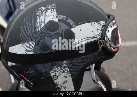 Casque de moto sur moto. Banque D'Images