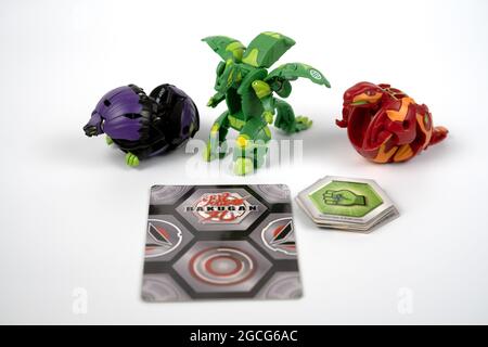 Mini figurines Bakugan ball Toy avec carte magnétique et jetons. Kit de démarrage. Nouveaux jouets populaires de transformateur. Stafford, Royaume-Uni, 8 août 2021 Banque D'Images