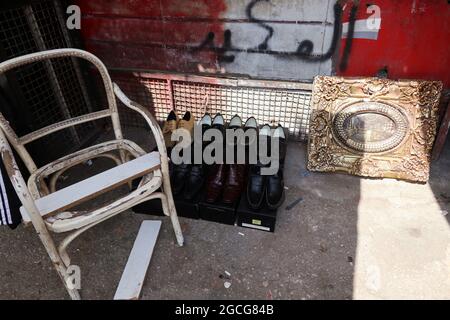 Beyrouth, Liban. 08 août 2021. Vieilles chaussures en vente à Souq el Ahad (marché du dimanche), Beyrouth, Liban, le 8 août 2021. La hausse des prix est devenue un problème difficile pour le Liban, car plus de la moitié de la population a chuté sous le seuil de pauvreté depuis le début de la crise économique et financière en 2019. La classe moyenne a été effacée et de moins en moins de gens peuvent se permettre d'acheter des chaussures et des vêtements dans les magasins.(photo par Elisa Gestri/Sipa USA) crédit: SIPA USA/Alay Live News Banque D'Images