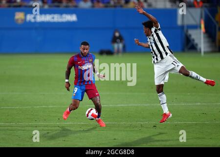 Barcelone, Espagne. 08 août 2021. La Depay de Memphis du FC Barcelone contrôle le ballon lors du match amical d'avant-saison entre le FC Barcelone et le FC Juventus au stade Johan Cruijff, le 8 août 2021 à Barcelone, Espagne. Credit: Marco Canoniero / Alamy Live News Banque D'Images