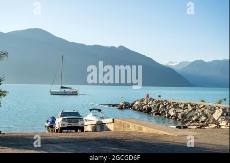 Un voilier amarré près du parc provincial de Porteau Cove, près de Squamish BC, Canada. Banque D'Images