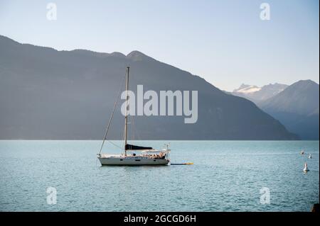 Un voilier amarré près du parc provincial de Porteau Cove, près de Squamish BC, Canada. Banque D'Images