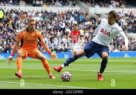 Londres, Angleterre, le 8 août 2021. DELE Alli de Tottenham avec le ballon tandis que Bernd Leno d'Arsenal regarde pendant le match de pré saison amicale au Tottenham Hotspur Stadium, Londres. Crédit photo à lire: Paul Terry / Sportimage crédit: Sportimage / Alay Live News Banque D'Images