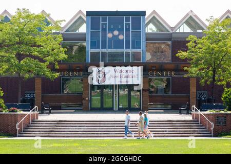 Bloomsburg, États-Unis. 08 août 2021. Une famille est vue marcher devant le Warren Student Services Center le 8 août 2021, le jour de son déménagement sur le campus de l'université de Bloomsburg à Bloomsburg, en Pennsylvanie. (Photo de Paul Weaver/Sipa USA) crédit: SIPA USA/Alay Live News Banque D'Images