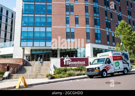 Bloomsburg, États-Unis. 08 août 2021. Un camion U-Haul est stationné devant la résidence David L Soltz le 8 août 2021, à l'université de Bloomsburg, en Pennsylvanie. Tous les étudiants doivent être testés pour la COVID-19 avant de se déplacer dans les halls de résidence. (Photo de Paul Weaver/Sipa USA) crédit: SIPA USA/Alay Live News Banque D'Images