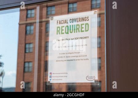 Bloomsburg, États-Unis. 08 août 2021. Un panneau à l'entrée de la salle à manger Scranton Commons de l'université de Bloomsburg rappelle aux étudiants que des revêtements faciaux et des distances sociales sont nécessaires à Bloomsburg, Pennsylvanie, sur Aust 8, 2021. Tous les étudiants doivent être testés pour la COVID-19 avant de se déplacer dans les halls de résidence. (Photo de Paul Weaver/Sipa USA) crédit: SIPA USA/Alay Live News Banque D'Images