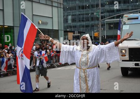 New York, États-Unis. 08 août 2021. Les New-Yorkais dominicains sont vus brander des drapeaux lors de la parade dominicaines annuelle le long de l'avenue des Amériques à New York le 8 août 2021. (Photo de Ryan Rahman/Pacific Press) crédit: Pacific Press Media production Corp./Alay Live News Banque D'Images