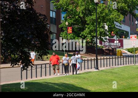 Bloomsburg, États-Unis. 08 août 2021. Le 8 août 2021, une famille est vue en début de journée à l'université de Bloomsburg à Bloomsburg, en Pennsylvanie. Tous les étudiants doivent être testés pour la COVID-19 avant de se déplacer dans les halls de résidence. (Photo de Paul Weaver/Sipa USA) crédit: SIPA USA/Alay Live News Banque D'Images