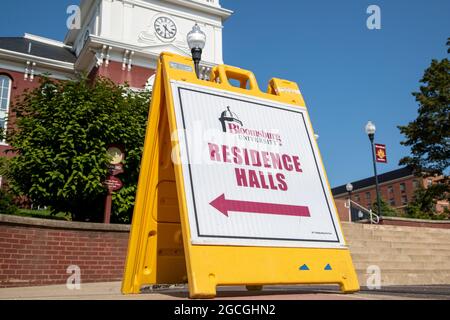 Bloomsburg, États-Unis. 08 août 2021. Un panneau dirige les familles vers les résidences de l'université de Bloomsburg le 8 août 2021, le jour du déménagement à Bloomsburg, en Pennsylvanie. (Photo de Paul Weaver/Sipa USA) crédit: SIPA USA/Alay Live News Banque D'Images