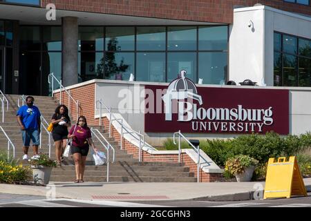 Bloomsburg, États-Unis. 08 août 2021. Une famille est vue sortir de la résidence David L Soltz en déplacement tôt dans la journée à l'université Bloomsburg, en Pennsylvanie, le 8 août 2021. Tous les étudiants de l'université de Bloomsburg doivent être testés pour le COVID-19 avant de passer dans les halls de résidence. (Photo de Paul Weaver/Sipa USA) crédit: SIPA USA/Alay Live News Banque D'Images