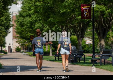 Bloomsburg, États-Unis. 08 août 2021. Les étudiants de l'université de Bloomsburg sont vus marcher sur le Quadrangle académique lors d'une journée de déménagement précoce à l'université de Bloomsburg, en Pennsylvanie, le 8 août 2021. (Photo de Paul Weaver/Sipa USA) crédit: SIPA USA/Alay Live News Banque D'Images