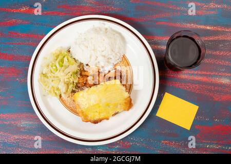 Plat typiquement brésilien : purée de tarte aux pommes de terre avec poulet et feuilles de chou sautées et riz accompagné Banque D'Images