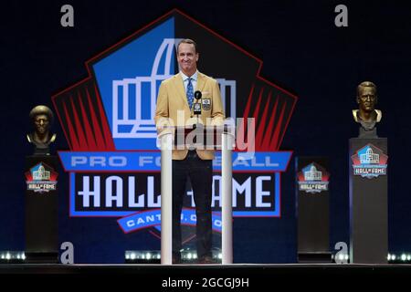 Canton, États-Unis. 08 août 2021. L'intronisé de classe 2021, Peyton Manning, parle pendant son enshrinement dans le Pro football Hall of Fame au Tom Benson Hall of Fame Stadium de Canton, Ohio, le dimanche 8 août 2021. Photo par Aaron Josefczyk/UPI crédit: UPI/Alay Live News Banque D'Images