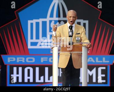 Canton, États-Unis. 08 août 2021. L'intronisé de classe 2021, Drew Pearson (L), parle lors de son enshrinement au Pro football Hall of Fame au Tom Benson Hall of Fame Stadium de Canton, Ohio, le dimanche 8 août 2021. Photo par Aaron Josefczyk/UPI crédit: UPI/Alay Live News Banque D'Images