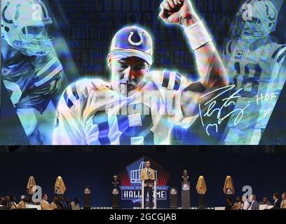 Canton, États-Unis. 08 août 2021. L'intronisé de classe 2021, Peyton Manning, parle pendant son enshrinement dans le Pro football Hall of Fame au Tom Benson Hall of Fame Stadium de Canton, Ohio, le dimanche 8 août 2021. Photo par Aaron Josefczyk/UPI crédit: UPI/Alay Live News Banque D'Images