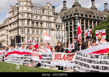 Londres, Royaume-Uni. 08 août 2021. Les manifestants tiennent des pancartes avec des photos de prisonniers politiques pendant la manifestation. Les Biélorusses se sont rassemblés sur la place du Parlement et ont ensuite défilé vers le pont de Westminster, accrochant un drapeau de la Biélorussie au-dessus du pont. Le 8 août marque un an depuis les élections présidentielles falsifiées de 2020. La marche a protesté contre les personnes sans droit sous le régime Loukachenko et appelle à la liberté des prisonniers politiques. (Photo de Belinda Jiao/SOPA Images/Sipa USA) crédit: SIPA USA/Alay Live News Banque D'Images