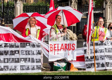 Londres, Royaume-Uni. 08 août 2021. Les manifestants tiennent des pancartes avec des photos de prisonniers politiques pendant la manifestation. Les Biélorusses se sont rassemblés sur la place du Parlement et ont ensuite défilé vers le pont de Westminster, accrochant un drapeau de la Biélorussie au-dessus du pont. Le 8 août marque un an depuis les élections présidentielles falsifiées de 2020. La marche a protesté contre les personnes sans droit sous le régime Loukachenko et appelle à la liberté des prisonniers politiques. (Photo de Belinda Jiao/SOPA Images/Sipa USA) crédit: SIPA USA/Alay Live News Banque D'Images