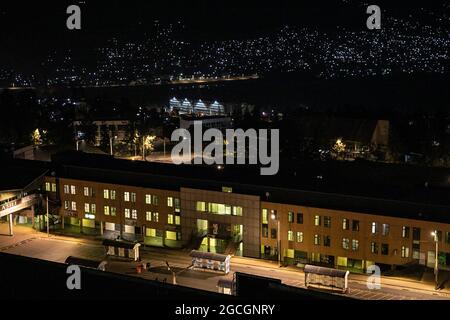 Kigali. 8 août 2021. Photo prise le 8 août 2021 montre des rues vides pendant les heures de couvre-feu dans le centre-ville de Kigali, au Rwanda. Un couvre-feu de nuit a été imposé au Rwanda pour contenir la propagation de la COVID-19. Crédit: LYU Tianran/Xinhua/Alay Live News Banque D'Images