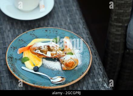 Délicieux strudel de dessert avec café dans un café dans la rue Banque D'Images