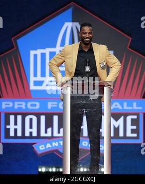 Canton, États-Unis. 08 août 2021. L'intronisé de classe 2021, Calvin Johnson, parle pendant son enshrinement dans le Pro football Hall of Fame au Tom Benson Hall of Fame Stadium de Canton, Ohio, le dimanche 8 août 2021. Photo par Aaron Josefczyk/UPI crédit: UPI/Alay Live News Banque D'Images