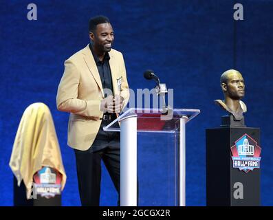 Canton, États-Unis. 08 août 2021. L'intronisé de classe 2021, Calvin Johnson, parle pendant son enshrinement dans le Pro football Hall of Fame au Tom Benson Hall of Fame Stadium de Canton, Ohio, le dimanche 8 août 2021. Photo par Aaron Josefczyk/UPI crédit: UPI/Alay Live News Banque D'Images