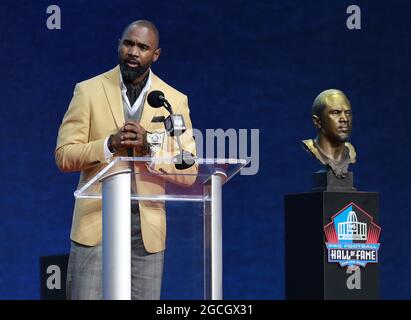 Canton, États-Unis. 08 août 2021. L'intronisé de classe 2021, Charles Woodson, parle pendant son enshrinement dans le Pro football Hall of Fame au Tom Benson Hall of Fame Stadium de Canton, Ohio, le dimanche 8 août 2021. Photo par Aaron Josefczyk/UPI crédit: UPI/Alay Live News Banque D'Images