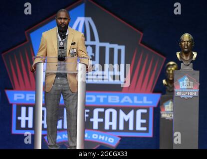 Canton, États-Unis. 08 août 2021. L'intronisé de classe 2021, Charles Woodson, parle pendant son enshrinement dans le Pro football Hall of Fame au Tom Benson Hall of Fame Stadium de Canton, Ohio, le dimanche 8 août 2021. Photo par Aaron Josefczyk/UPI crédit: UPI/Alay Live News Banque D'Images